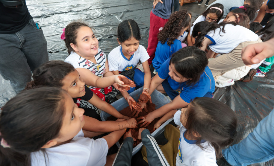 Crianças participam da 1ª oficina de confecção de tijolos do futuro Centre Pompidou Paraná