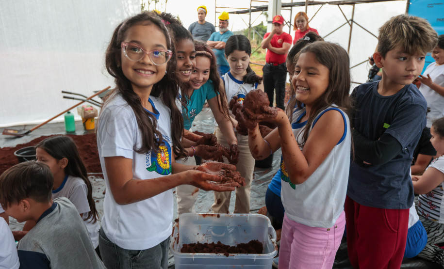 Crianças participam da 1ª oficina de confecção de tijolos do futuro Centre Pompidou Paraná