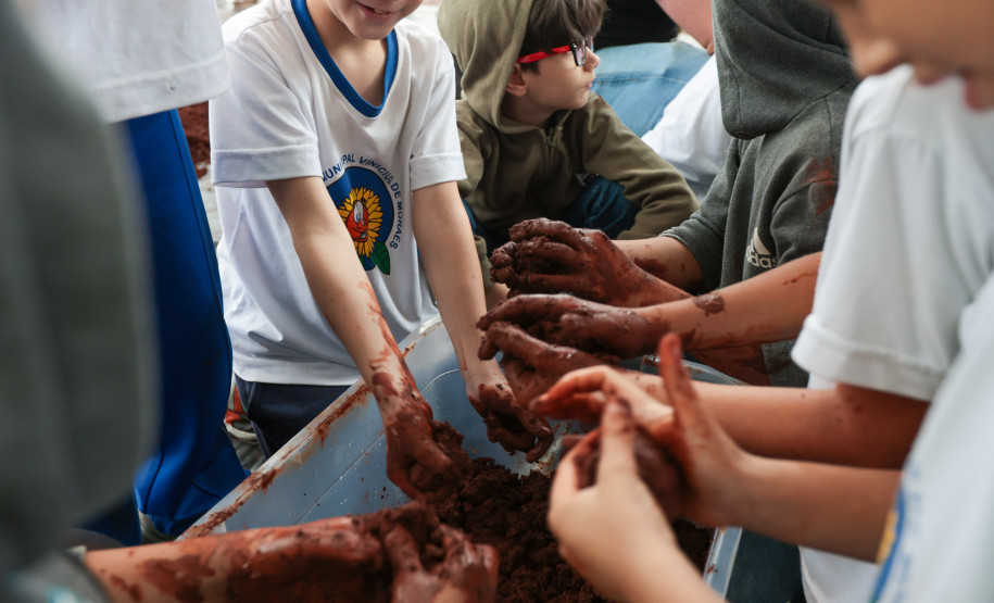 Crianças participam da 1ª oficina de confecção de tijolos do futuro Centre Pompidou Paraná