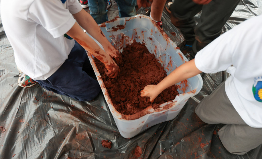 Crianças participam da 1ª oficina de confecção de tijolos do futuro Centre Pompidou Paraná
