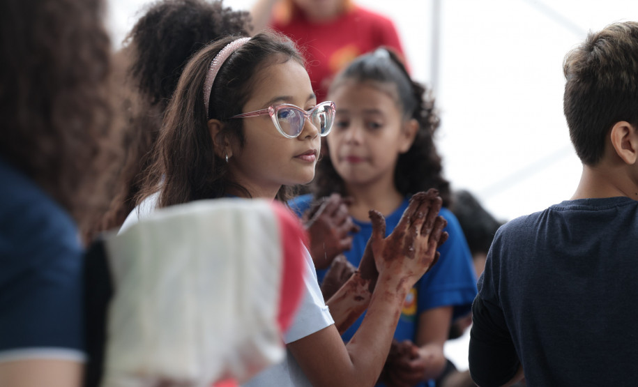 Crianças participam da 1ª oficina de confecção de tijolos do futuro Centre Pompidou Paraná