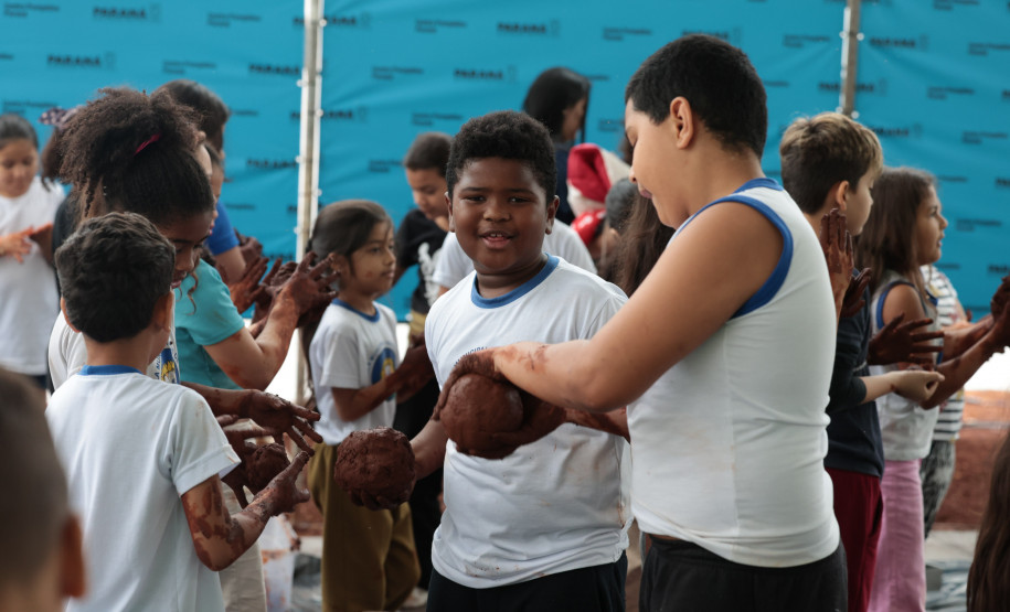 Crianças participam da 1ª oficina de confecção de tijolos do futuro Centre Pompidou Paraná