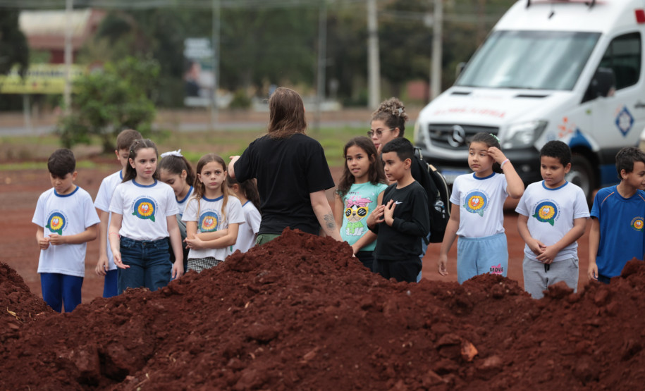 Crianças participam da 1ª oficina de confecção de tijolos do futuro Centre Pompidou Paraná