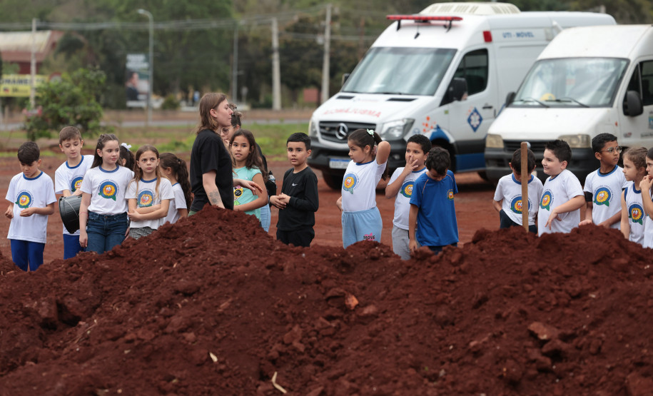 Crianças participam da 1ª oficina de confecção de tijolos do futuro Centre Pompidou Paraná