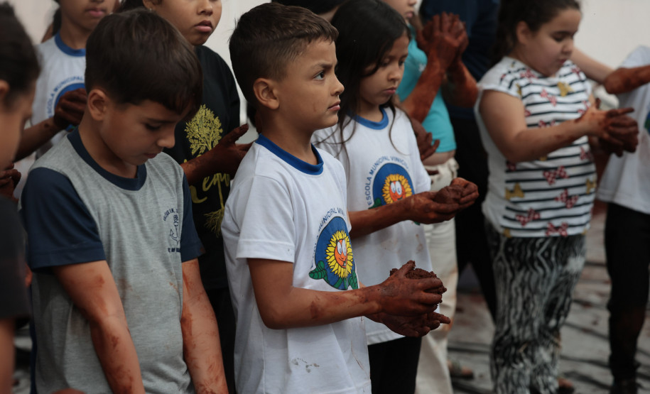 Crianças participam da 1ª oficina de confecção de tijolos do futuro Centre Pompidou Paraná
