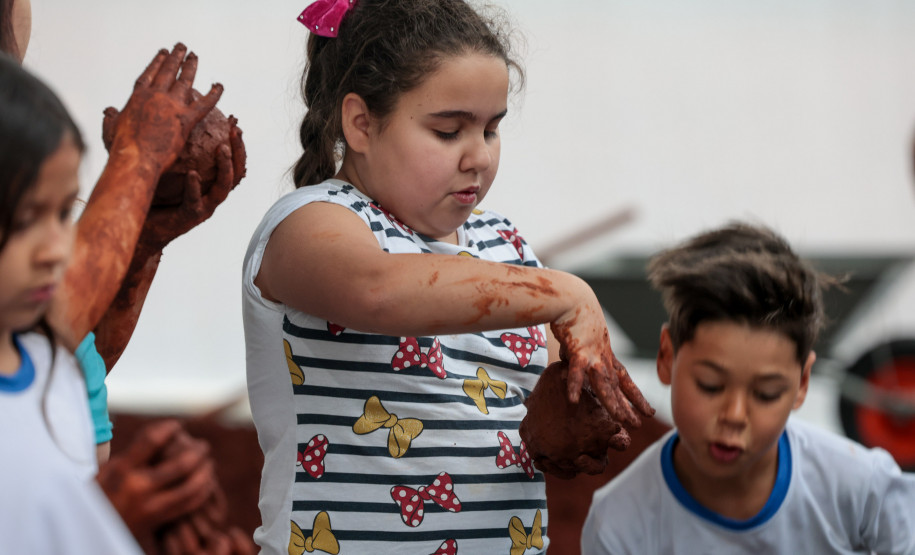 Crianças participam da 1ª oficina de confecção de tijolos do futuro Centre Pompidou Paraná