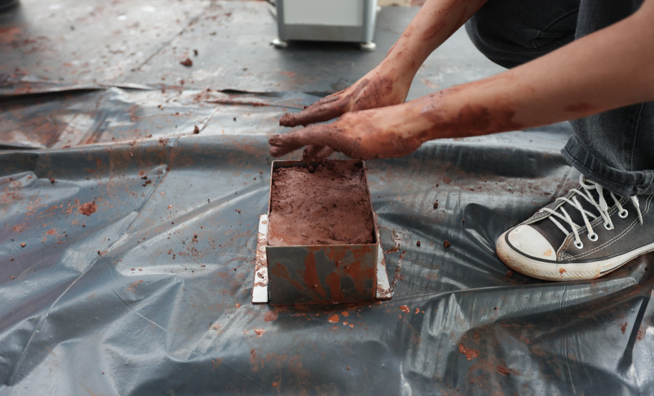 Crianças participam da 1ª oficina de confecção de tijolos do futuro Centre Pompidou Paraná