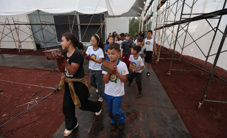 Crianças participam da 1ª oficina de confecção de tijolos do futuro Centre Pompidou Paraná