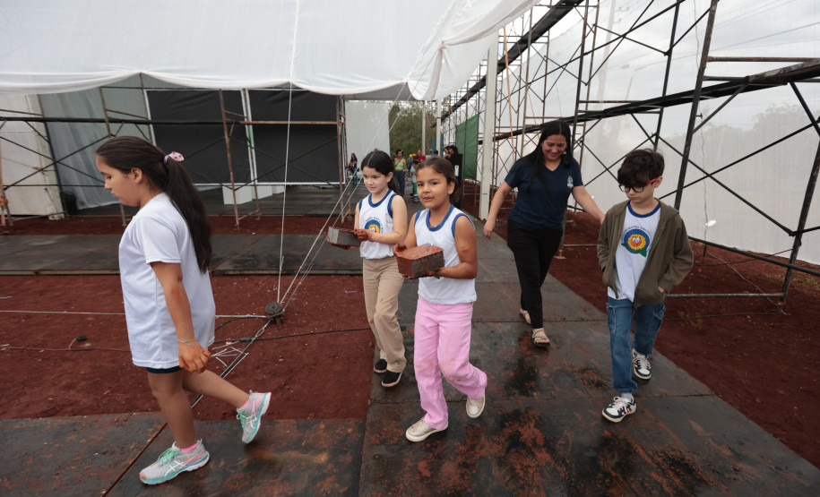 Crianças participam da 1ª oficina de confecção de tijolos do futuro Centre Pompidou Paraná