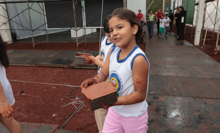Crianças participam da 1ª oficina de confecção de tijolos do futuro Centre Pompidou Paraná