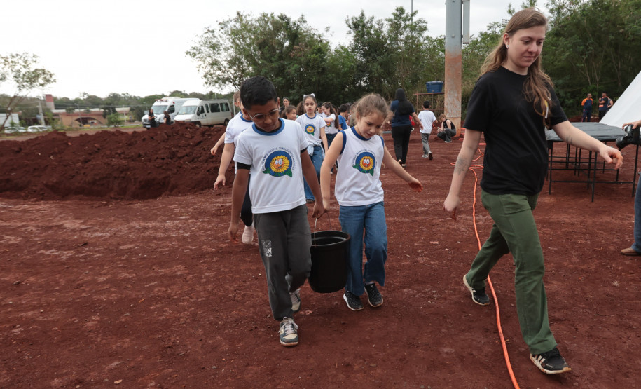 Crianças participam da 1ª oficina de confecção de tijolos do futuro Centre Pompidou Paraná