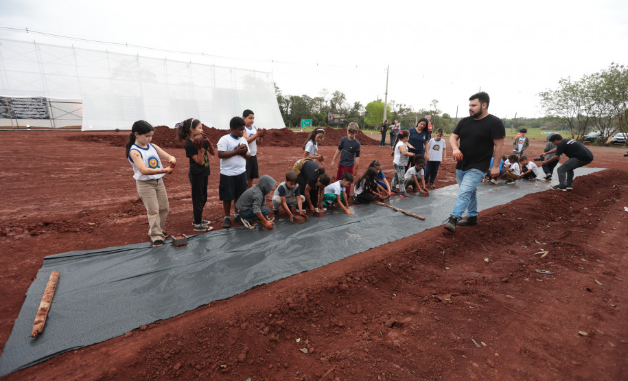 Crianças participam da 1ª oficina de confecção de tijolos do futuro Centre Pompidou Paraná