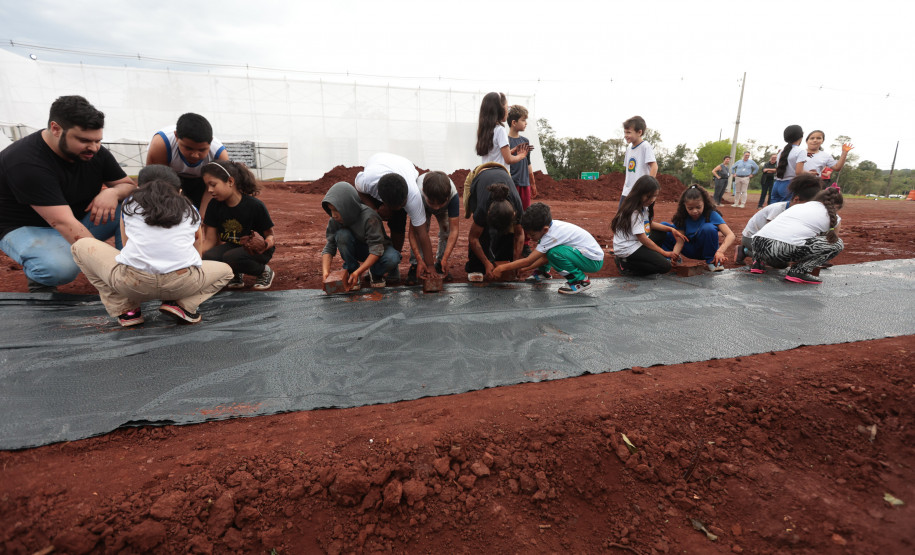 Crianças participam da 1ª oficina de confecção de tijolos do futuro Centre Pompidou Paraná