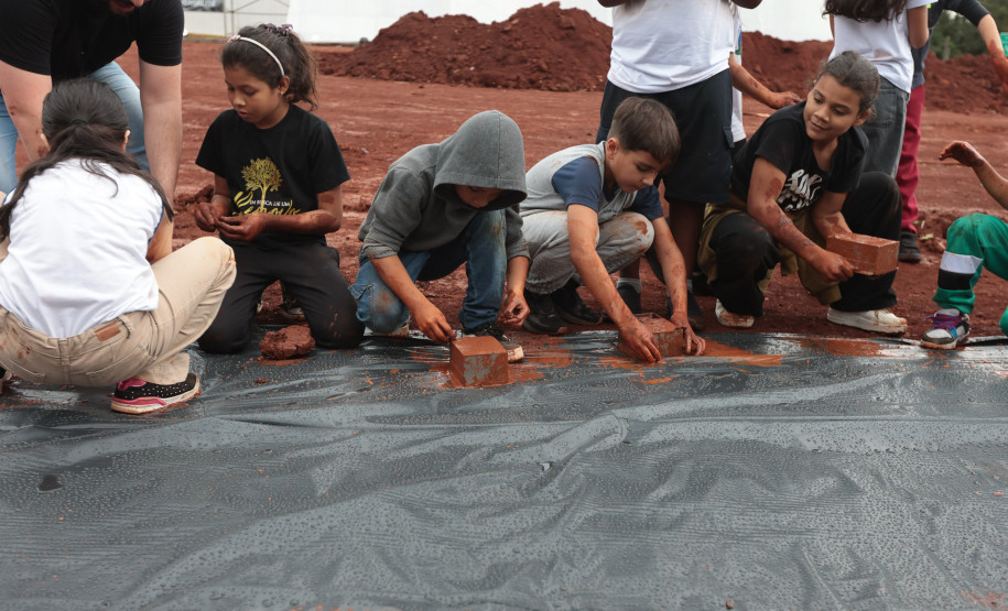 Crianças participam da 1ª oficina de confecção de tijolos do futuro Centre Pompidou Paraná
