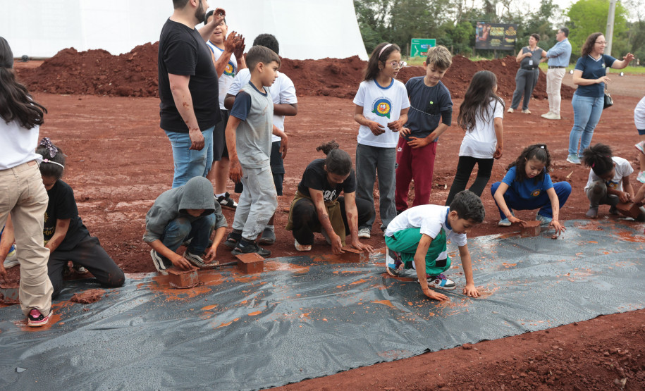 Crianças participam da 1ª oficina de confecção de tijolos do futuro Centre Pompidou Paraná