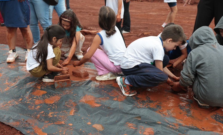 Crianças participam da 1ª oficina de confecção de tijolos do futuro Centre Pompidou Paraná