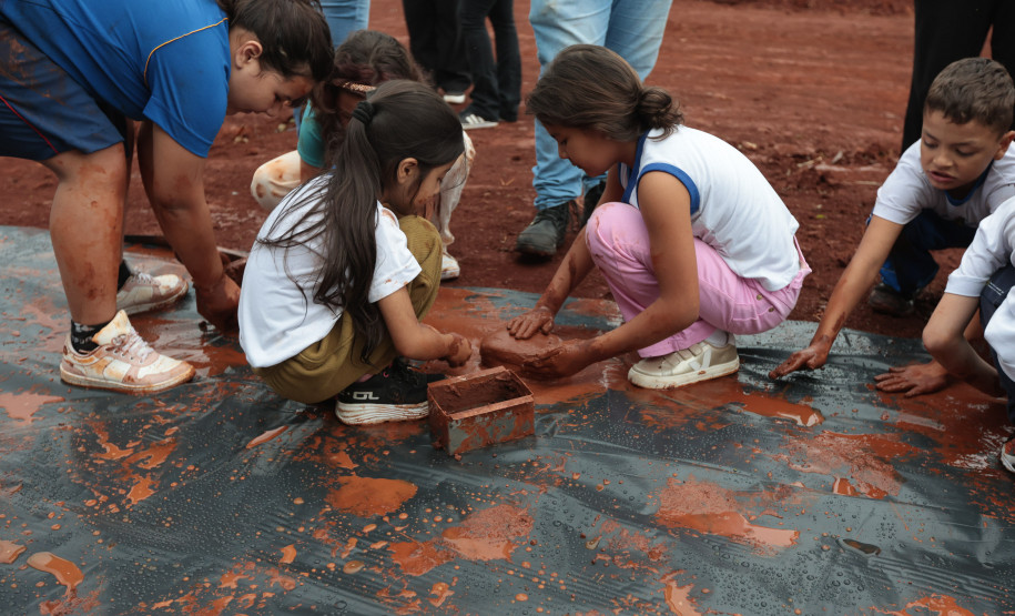 Crianças participam da 1ª oficina de confecção de tijolos do futuro Centre Pompidou Paraná