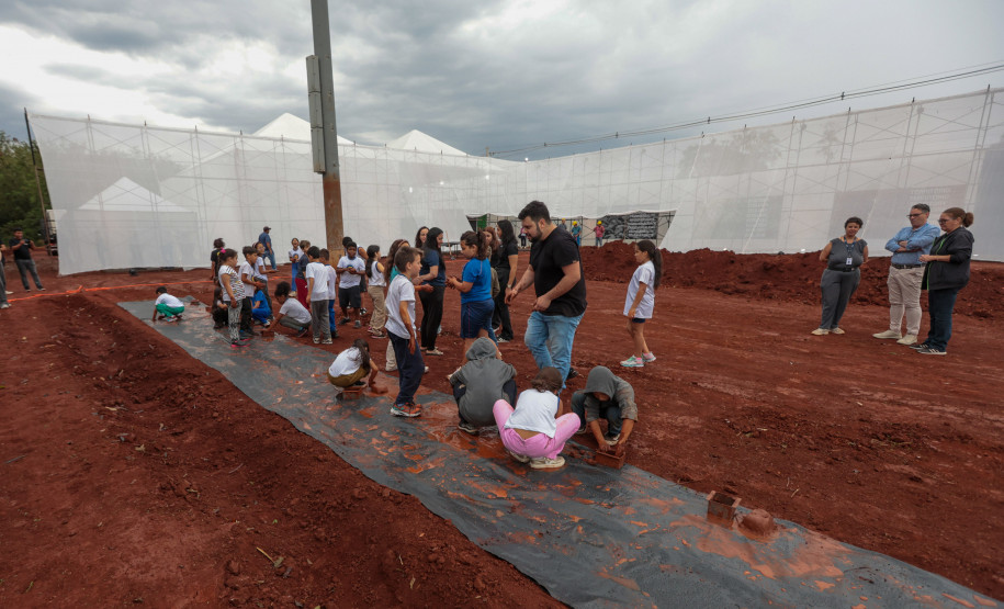 Crianças participam da 1ª oficina de confecção de tijolos do futuro Centre Pompidou Paraná