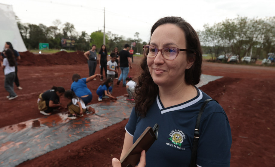 Crianças participam da 1ª oficina de confecção de tijolos do futuro Centre Pompidou Paraná