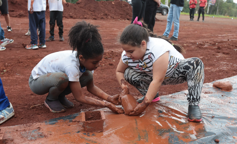Crianças participam da 1ª oficina de confecção de tijolos do futuro Centre Pompidou Paraná