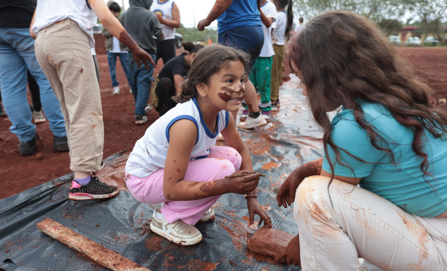 Crianças participam da 1ª oficina de confecção de tijolos do futuro Centre Pompidou Paraná