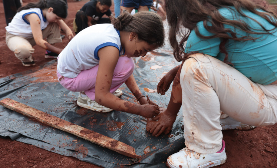 Crianças participam da 1ª oficina de confecção de tijolos do futuro Centre Pompidou Paraná