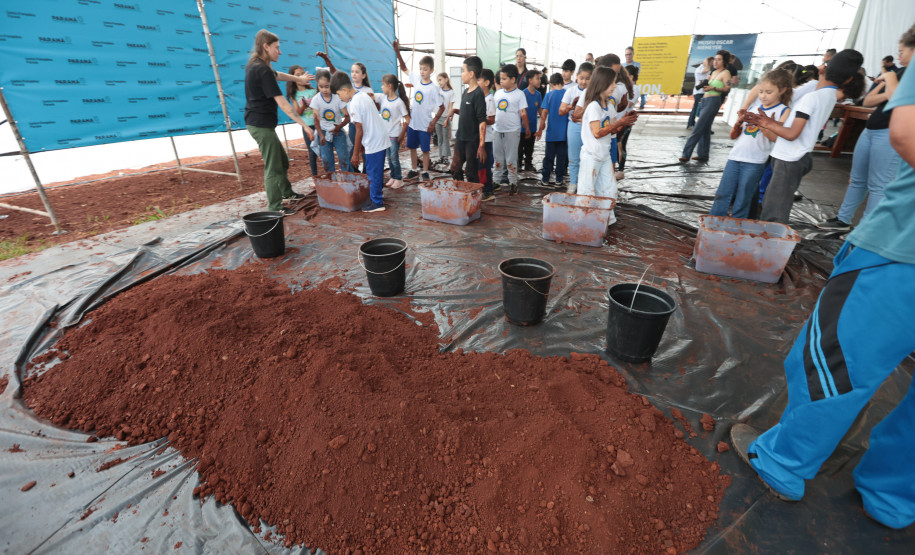 Crianças participam da 1ª oficina de confecção de tijolos do futuro Centre Pompidou Paraná