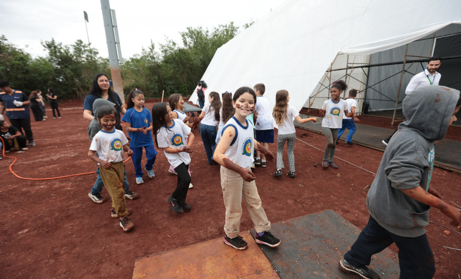 Crianças participam da 1ª oficina de confecção de tijolos do futuro Centre Pompidou Paraná