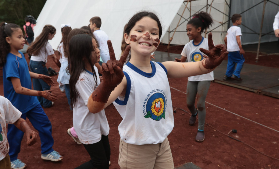 Crianças participam da 1ª oficina de confecção de tijolos do futuro Centre Pompidou Paraná