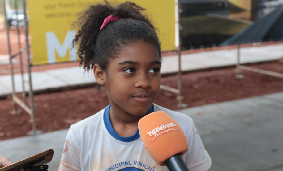 Crianças participam da 1ª oficina de confecção de tijolos do futuro Centre Pompidou Paraná