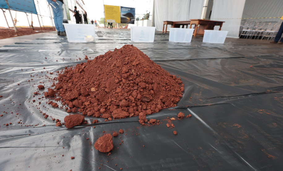 Crianças participam da 1ª oficina de confecção de tijolos do futuro Centre Pompidou Paraná