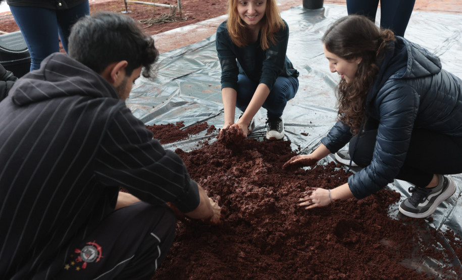 Futuros arquitetos conhecem as técnicas que serão usadas na construção do Pompidou Paraná