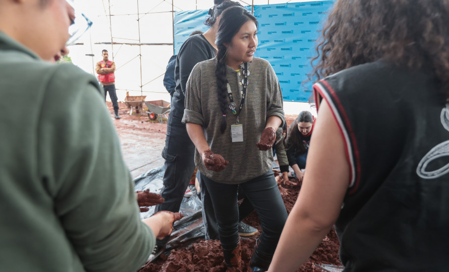 Futuros arquitetos conhecem as técnicas que serão usadas na construção do Pompidou Paraná