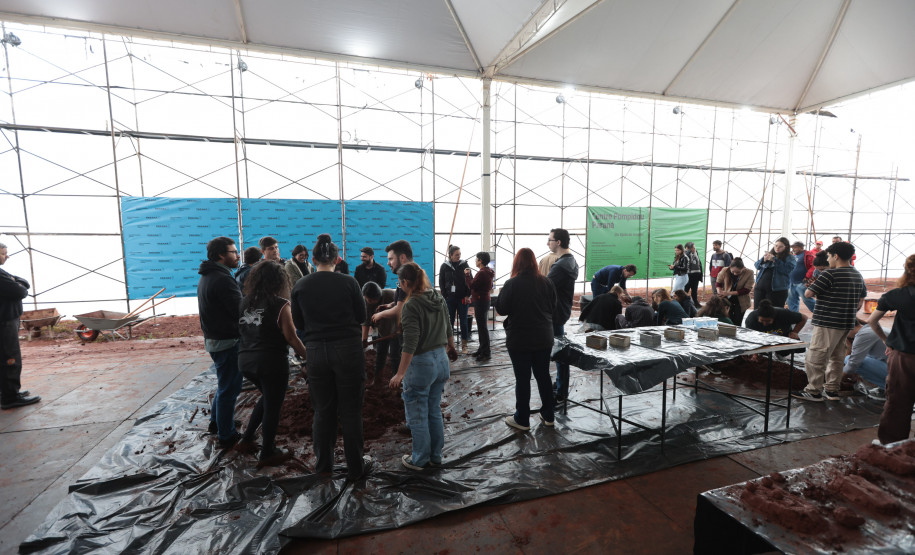 Futuros arquitetos conhecem as técnicas que serão usadas na construção do Pompidou Paraná
