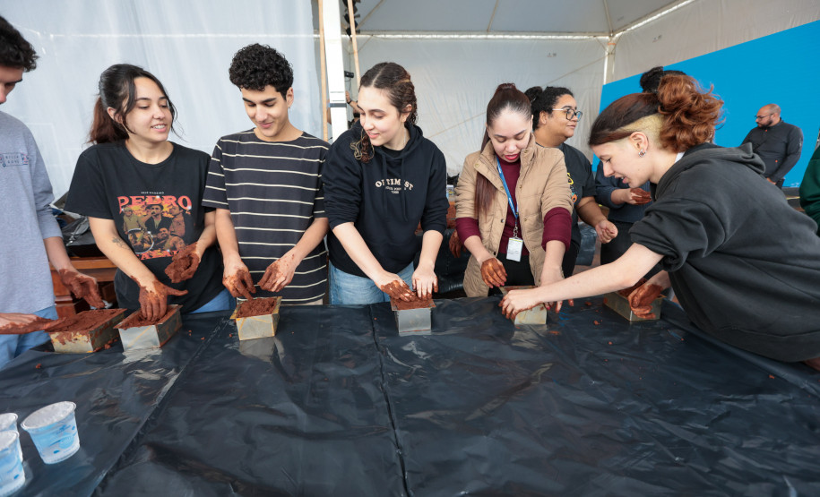 Futuros arquitetos conhecem as técnicas que serão usadas na construção do Pompidou Paraná