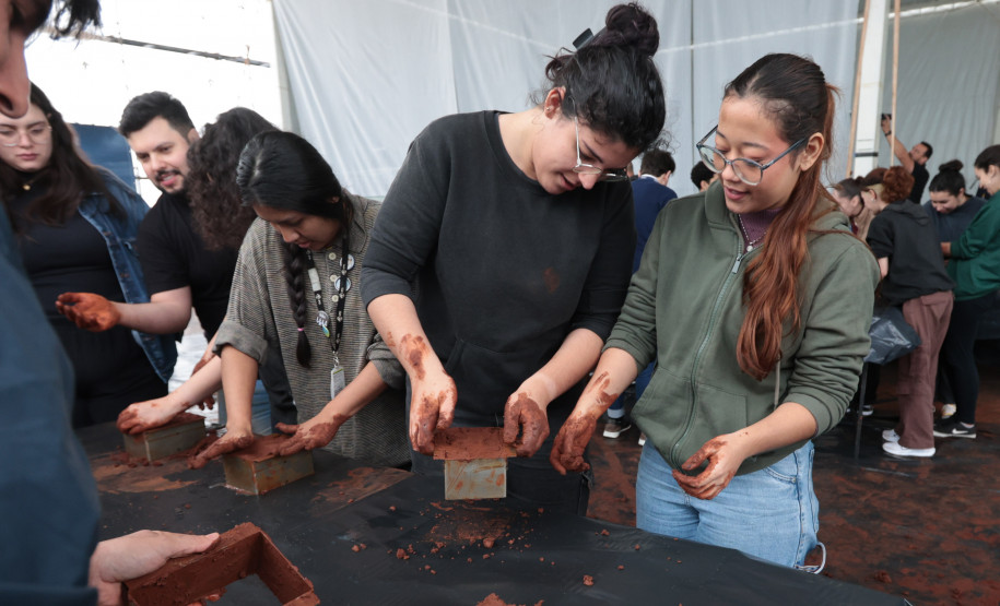 Futuros arquitetos conhecem as técnicas que serão usadas na construção do Pompidou Paraná