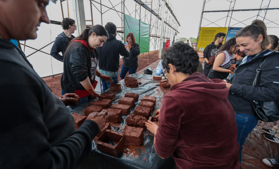 Futuros arquitetos conhecem as técnicas que serão usadas na construção do Pompidou Paraná