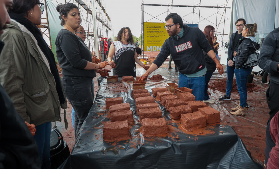 Futuros arquitetos conhecem as técnicas que serão usadas na construção do Pompidou Paraná