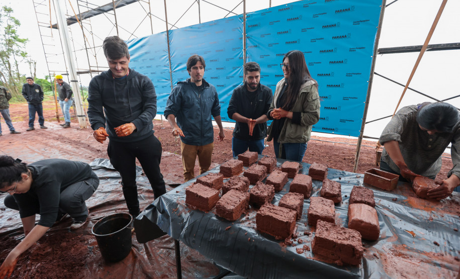 Futuros arquitetos conhecem as técnicas que serão usadas na construção do Pompidou Paraná