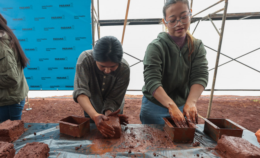 Futuros arquitetos conhecem as técnicas que serão usadas na construção do Pompidou Paraná