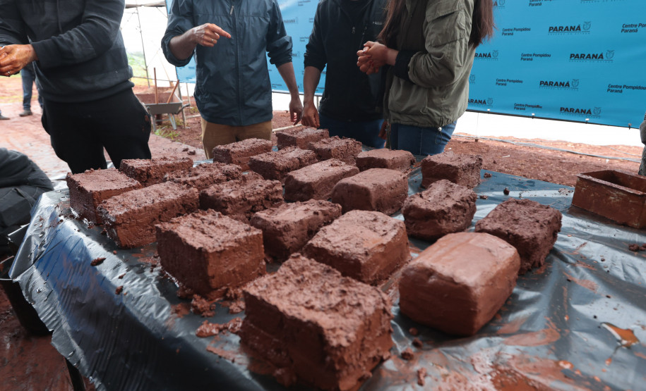 Futuros arquitetos conhecem as técnicas que serão usadas na construção do Pompidou Paraná