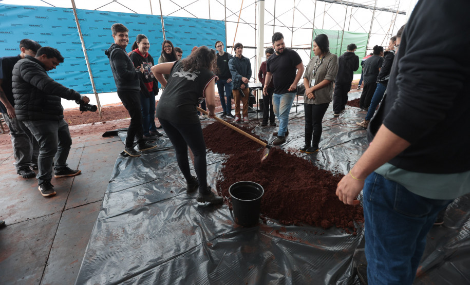 Futuros arquitetos conhecem as técnicas que serão usadas na construção do Pompidou Paraná