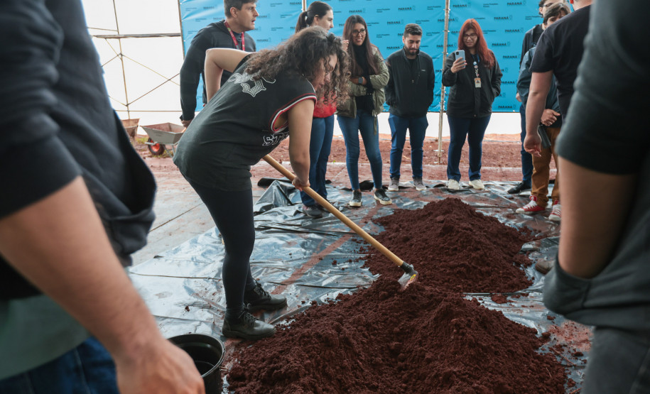 Futuros arquitetos conhecem as técnicas que serão usadas na construção do Pompidou Paraná