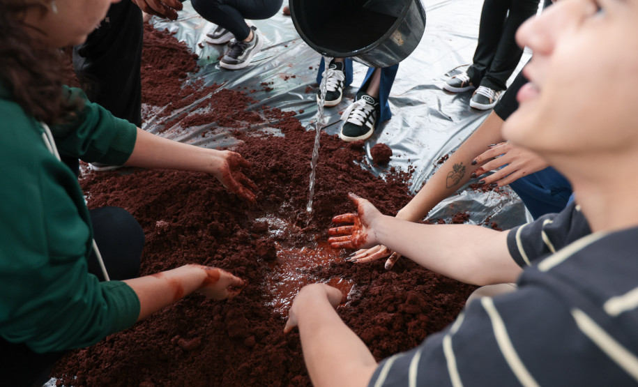 Futuros arquitetos conhecem as técnicas que serão usadas na construção do Pompidou Paraná