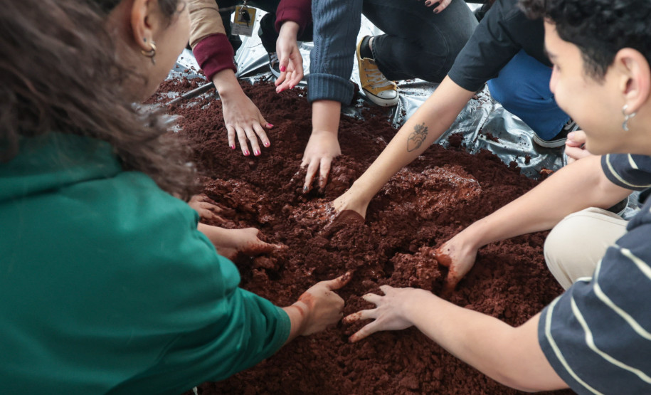 Futuros arquitetos conhecem as técnicas que serão usadas na construção do Pompidou Paraná