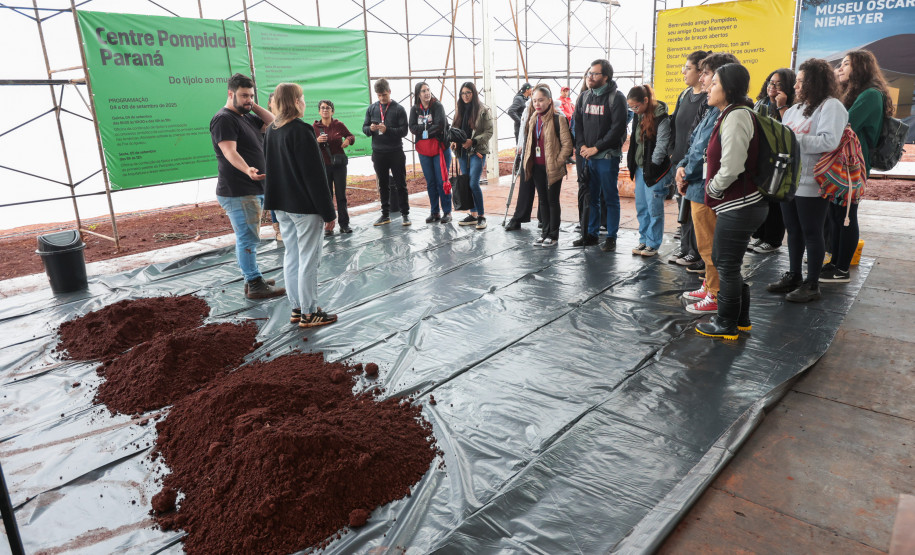 Futuros arquitetos conhecem as técnicas que serão usadas na construção do Pompidou Paraná