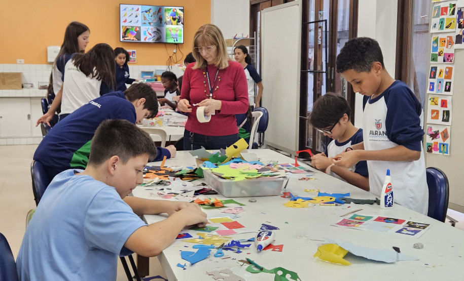 Centro Juvenil de Artes Plásticas oferece semanalmente vivência artística às escolas