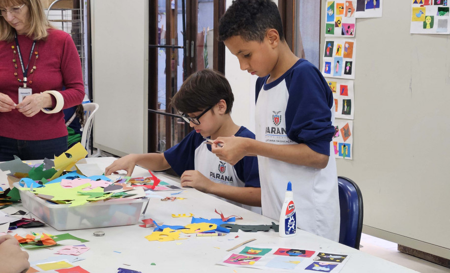 Centro Juvenil de Artes Plásticas oferece semanalmente vivência artística às escolas