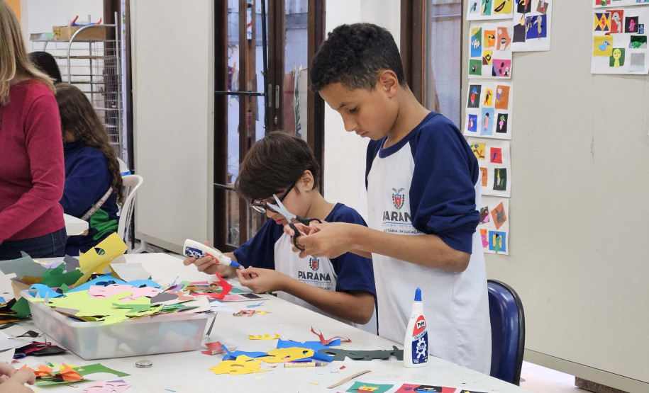 Centro Juvenil de Artes Plásticas oferece semanalmente vivência artística às escolas