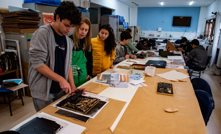 “Calderari: amar, além do mar” une trajetória do artista paranaense às criações de jovens talentos